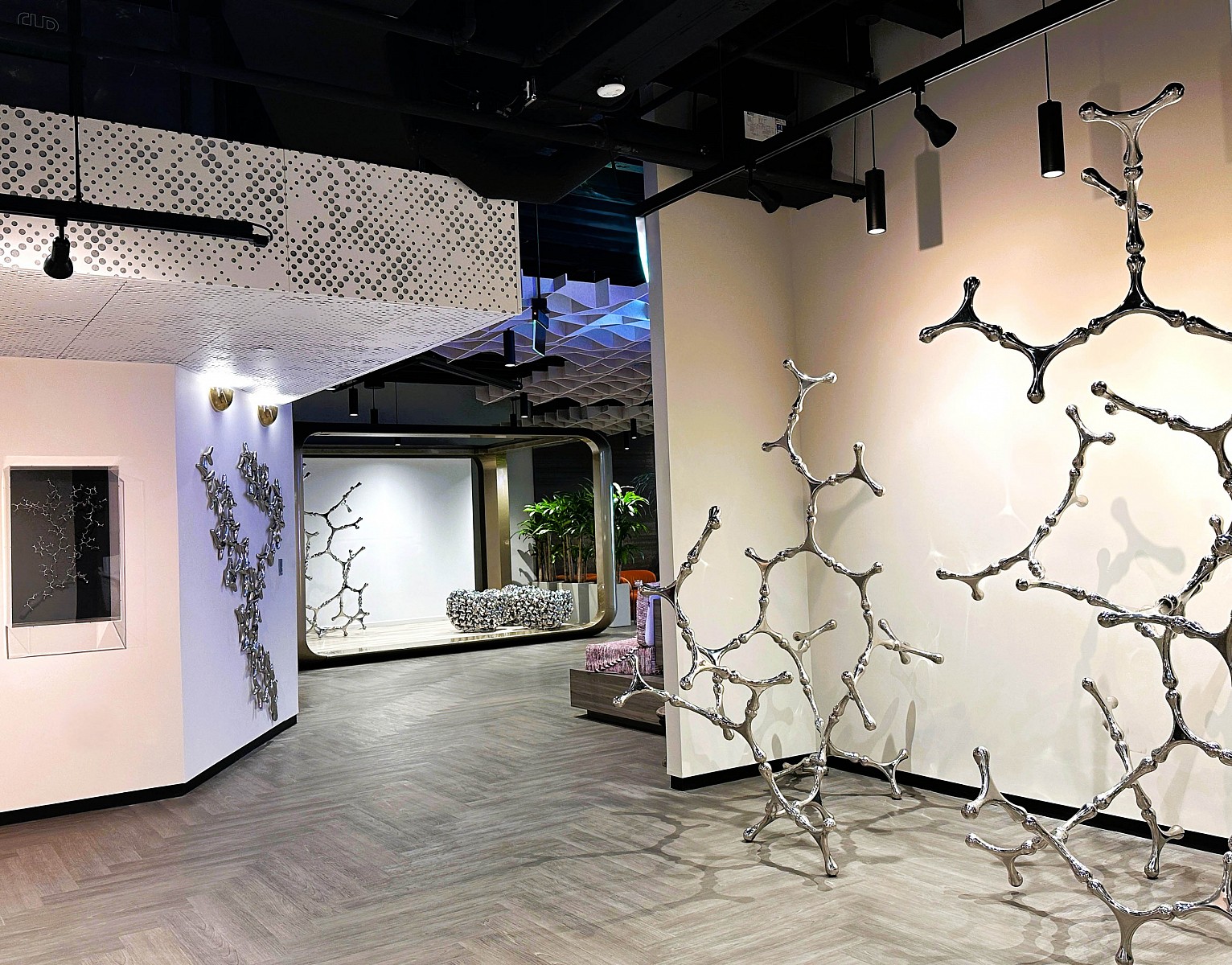 LORIS CECCHINI | The Fluid Guest